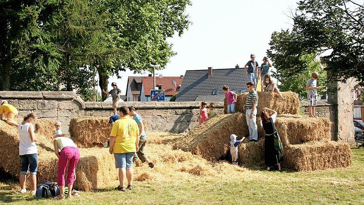 Stroh statt Plastik: Das riecht viel besser, aber dafür kann die Rutschpartie auch ordentlich stachelig ausfallen. Fotos: Johanna Blum/Archiv