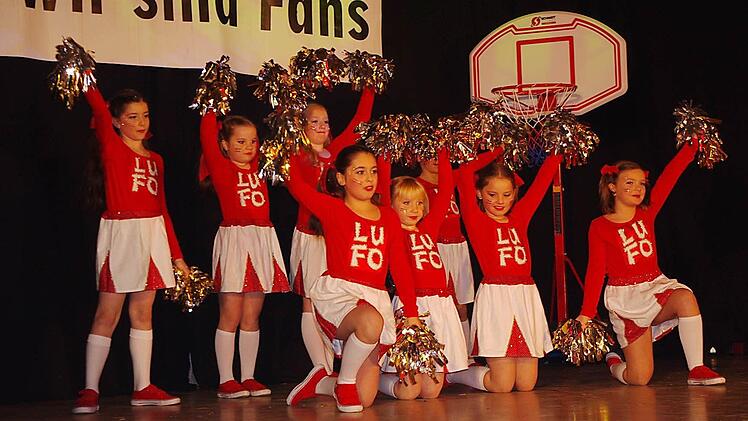 Die jüngsten Akteure des Abends traten heuer als Cheerleader auf.  Foto: Heike Schülein