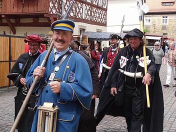 Mehrmals machten sich die Türmer und Nachtwächter auf den Weg durch die Altstadt und gaben dabei ein prächtiges Bild ab.  Foto: Johanna Eckert