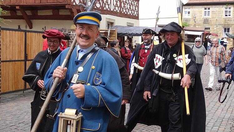 Mehrmals machten sich die Türmer und Nachtwächter auf den Weg durch die Altstadt und gaben dabei ein prächtiges Bild ab.  Foto: Johanna Eckert