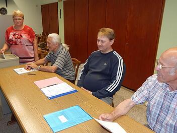 Susanne Dausch hat im Aischer Wahllokal über die Zukunft des Schulsportplatzes in Adelsdorf abgestimmt. Für viele ist das erste Bürgerpflicht - allerdings nicht für alle. Foto: Mona Lisa Eigenfeld