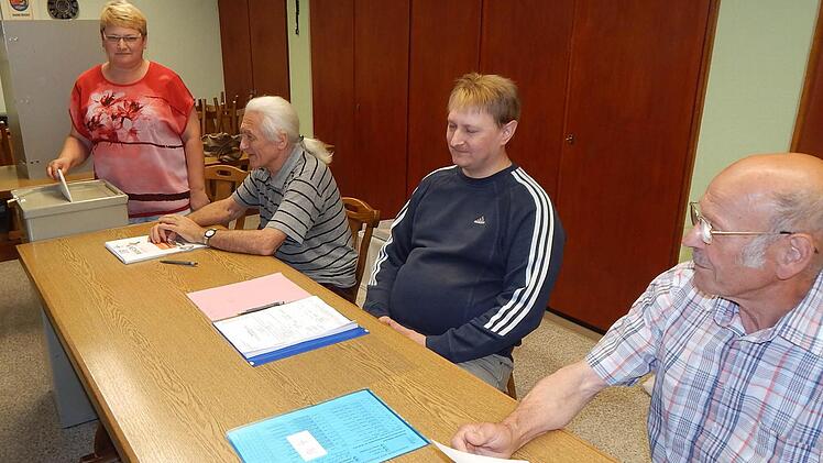 Susanne Dausch hat im Aischer Wahllokal über die Zukunft des Schulsportplatzes in Adelsdorf abgestimmt. Für viele ist das erste Bürgerpflicht - allerdings nicht für alle. Foto: Mona Lisa Eigenfeld