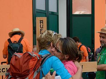 Freude über das Wiedersehen: Über die Jahre haben sich zwischen Wallfahrern und denjenigen, die Herbergen zur Verfügung stellen, Freundschaften entwickelt. Foto: Björn Hein