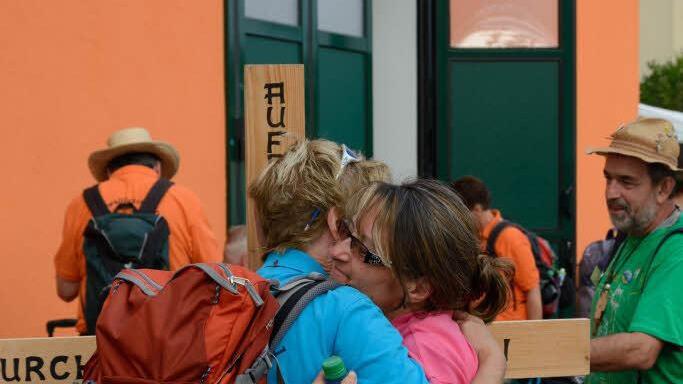Freude über das Wiedersehen: Über die Jahre haben sich zwischen Wallfahrern und denjenigen, die Herbergen zur Verfügung stellen, Freundschaften entwickelt. Foto: Björn Hein