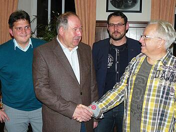 Bei der Kupferberger Bürgermeisterwahl am 17. Januar wird der Kandidat Alfred Kolenda nicht nur von der UKW getragen, sondern auch von der CSU. Von rechts: UKW-Vorsitzender und Stadtrat Harald Michel, CSU-Vorsitzender und Stadtrat Andreas Kaspar, 2. Bürgermeister Alfred Kolenda und UKW-Stadtrat Werner Stapf.  Foto: Klaus-Peter Wulf