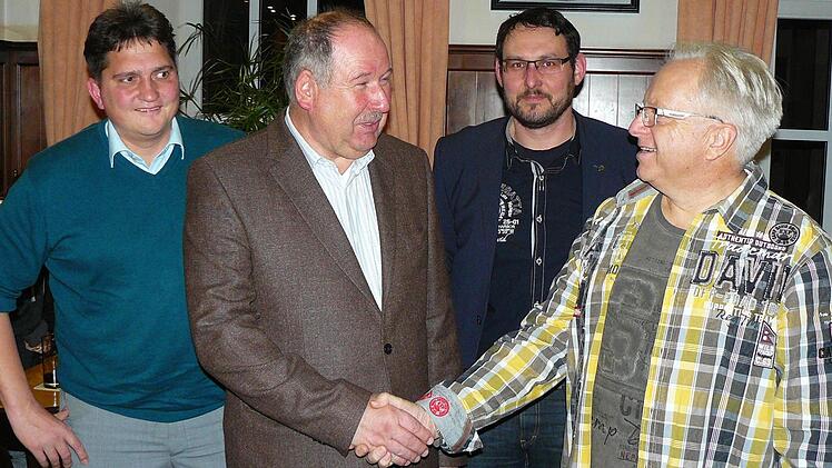 Bei der Kupferberger Bürgermeisterwahl am 17. Januar wird der Kandidat Alfred Kolenda nicht nur von der UKW getragen, sondern auch von der CSU. Von rechts: UKW-Vorsitzender und Stadtrat Harald Michel, CSU-Vorsitzender und Stadtrat Andreas Kaspar, 2. Bürgermeister Alfred Kolenda und UKW-Stadtrat Werner Stapf.  Foto: Klaus-Peter Wulf