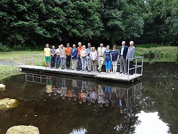 Einer der letzten offiziellen Termine in der Amtszeit von Bürgermeister Udo Baumann war die Übergabe der Querenteiche an das Schullandheim Bauersberg. Das Bild zeigt alle an der Umsetzung Beteiligten gemeinsam mit Baumann auf dem neuen Steg.  Foto: Marion Eckert