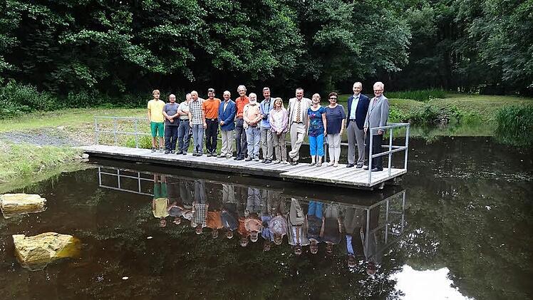 Einer der letzten offiziellen Termine in der Amtszeit von Bürgermeister Udo Baumann war die Übergabe der Querenteiche an das Schullandheim Bauersberg. Das Bild zeigt alle an der Umsetzung Beteiligten gemeinsam mit Baumann auf dem neuen Steg.  Foto: Marion Eckert