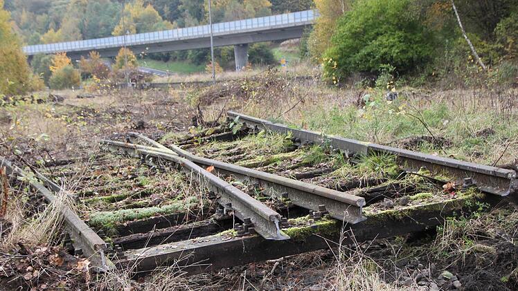 Manche Schienen liegen noch achtlos am Boden... Foto: Ulrike Müller