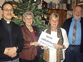 Pfarrer Richard Reis (l.) ist sichtlich erfreut über die Spende des Gesangvereins Cäcilia Steinwiesen über 1000 Euro, die von Monika Rohr und Rosa Michel (2. und 3. von rechts) übergeben wurde. Rechts Kirchenpfleger Walter Schmittdorsch. Foto: Susanne Deuerling