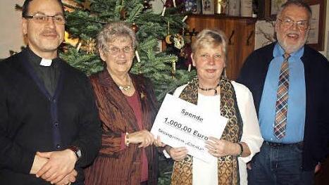 Pfarrer Richard Reis (l.) ist sichtlich erfreut über die Spende des Gesangvereins Cäcilia Steinwiesen über 1000 Euro, die von Monika Rohr und Rosa Michel (2. und 3. von rechts) übergeben wurde. Rechts Kirchenpfleger Walter Schmittdorsch. Foto: Susanne Deuerling