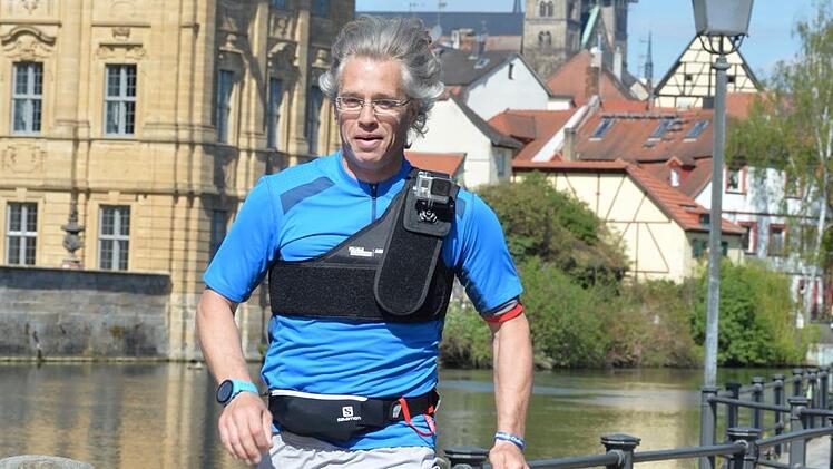 Mit der Kamera auf der Schulter ist Patrick Gensel die Halbmarathon-Strecke des Weltkulturerbelaufs abgelaufen: Das Zeitraffervideo kann im Artikel angeschaut werden.  Foto: Ronald Rinklef