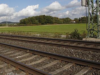 Auf den Feldern zwischen Eisenbahn und A 73 (im Hintergrund) plant die Autobahndirektion Nordbayern den Bau einer zehn Hektar großen Tank- und Rastanlage. Foto: Josef Hofbauer