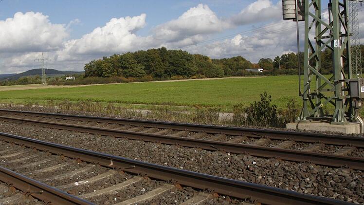 Auf den Feldern zwischen Eisenbahn und A 73 (im Hintergrund) plant die Autobahndirektion Nordbayern den Bau einer zehn Hektar großen Tank- und Rastanlage. Foto: Josef Hofbauer