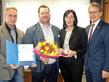 Ju-Jutsu Küps: Stolz präsentiert Zweiter Vorsitzender Horst Hellmuth (li.) die Mitgliedsurkunde im BLSV. Vorsitzende Heike Bittner wurde vom Vorsitzenden des BLSV, Mario Schmid (2. v. li.), mit Blumen bedacht - rechts Bürgermeister Bernd Rebhan.  Foto: Susanne Deuerling