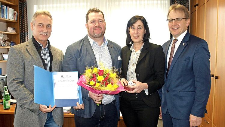 Ju-Jutsu Küps: Stolz präsentiert Zweiter Vorsitzender Horst Hellmuth (li.) die Mitgliedsurkunde im BLSV. Vorsitzende Heike Bittner wurde vom Vorsitzenden des BLSV, Mario Schmid (2. v. li.), mit Blumen bedacht - rechts Bürgermeister Bernd Rebhan.  Foto: Susanne Deuerling