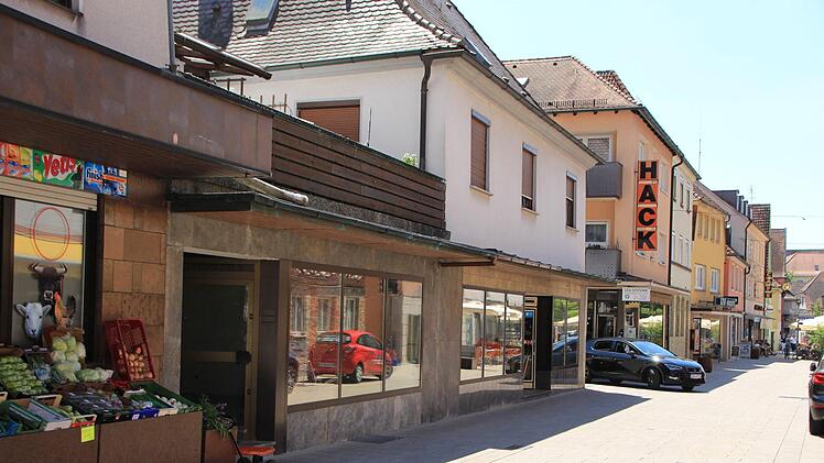 In diese Ladenzeile in der Hauptstraße soll wieder Leben einziehen.  Foto: Andreas Dorsch
