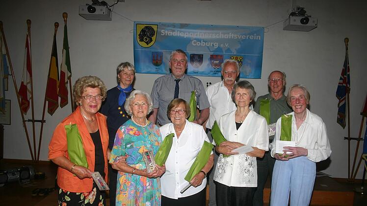F&uuml;r ihre 30-j&auml;hrige Zugeh&ouml;rigkeit wurden im Rahmen eines Festaktes Gr&uuml;ndungsmitglieder des St&auml;dtepartnerschaftsverein Coburg geehrt. Vorne von links: Rosemarie Schell, Franziska Klinnert, Helga Bauer, Ursula Schmitt und Gisela Buchgraber; hinten von links: Vorsitzende Maria Krumm, Norbert Tessmer, Klaus W&ouml;hner und Ludwig Frenking Foto: Martin Rebhan