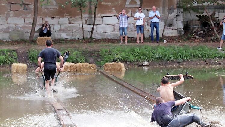 Ohne Sturz gelangte kaum ein Team über den Weiher und zurück. Foto: Johanna Blum