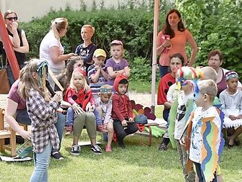 Auch die Papageien befragt das kleine "Ich-bin-ich", wer es ist.  Foto: sn