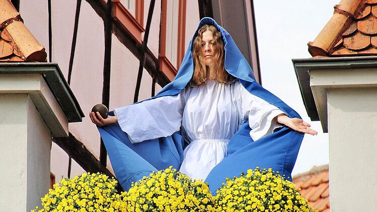 Maria fängt die Kanonenkugeln der Schweden auf und rettet damit die Stadt.  Das ist die bewegendste Szene im Heimatsspiel. Foto: Dieter Britz