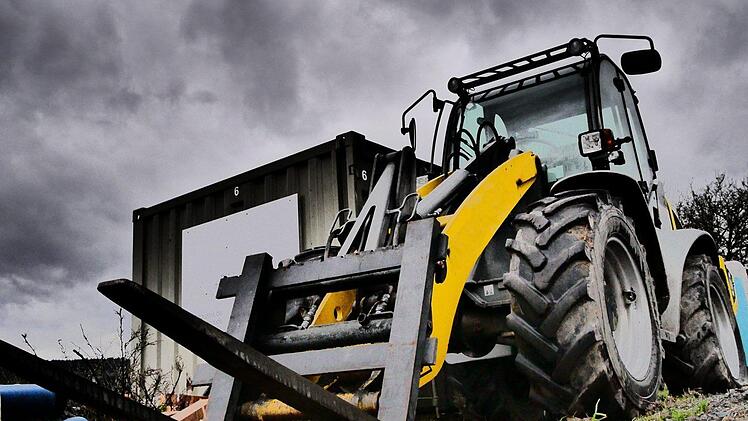 Im Landkreis Erlangen-H&ouml;chstadt hat sich am Donnerstag ein t&ouml;dlicher Arbeitsunfall ereignet. Ein Mann wurde von einer Baumaschine &uuml;berrollt. Symbolbild: Tabble/pixabay.com