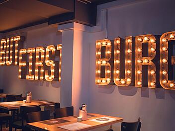 Die Restaurantkette Burgerheart gibt es in Nürnberg, Bamberg, Würzburg und Fürth. Das Mittagsmenü mit Burger, Pommes und Getränk kostet 11,90 Euro. Foto: Burgerheart