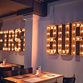 Die Restaurantkette Burgerheart gibt es in Nürnberg, Bamberg, Würzburg und Fürth. Das Mittagsmenü mit Burger, Pommes und Getränk kostet 11,90 Euro. Foto: Burgerheart