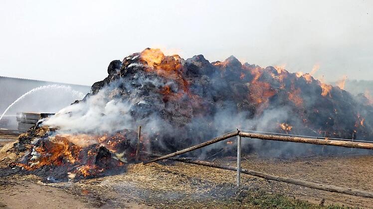 Über 1000 Heuballen und eine Heuballenpresse wurden ein raub der Flammen. Foto: Christian Licha