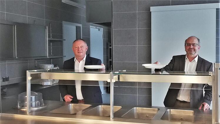 Alles fertig, es kann losgehen: Landrat Thomas Bold (links) und Schulleiter Georg Gißler proben schon mal in der Cafeteria die Essensausgabe. Foto: Sigismund von Dobschütz