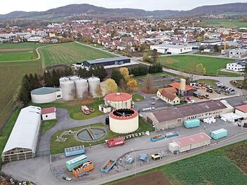 In dem langen Gebäude links ist die Klärschlammtrocknungsanlage der Stadt Scheßlitz untergebracht, zur Kläranlage gehören noch das offene und die beiden geschlossenen Klärbecken. Weiter nach rechts hin grenzt dann der städtische Bauhof an. Die Anlage auf dem Grundstück dahinter mit den fünf hohen Tankbehältern ist die Kläranlage des Milchhofs Albert. Im Vordergrund: der Wertstoffhof des Landkreises Foto: tst