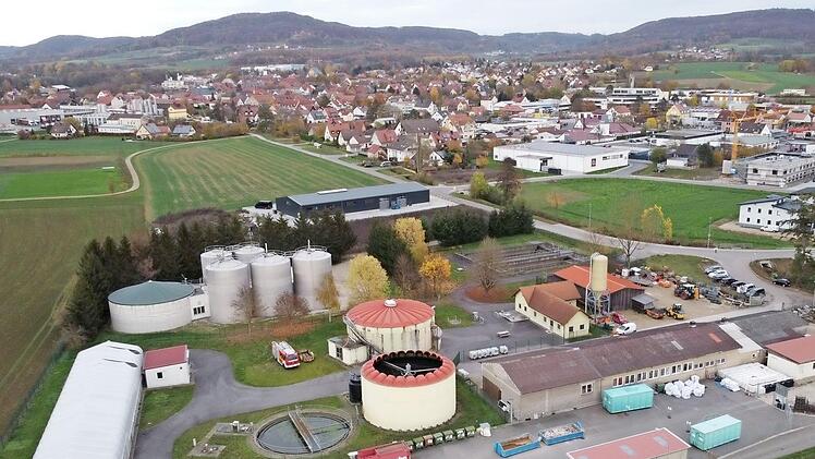 In dem langen Gebäude links ist die Klärschlammtrocknungsanlage der Stadt Scheßlitz untergebracht, zur Kläranlage gehören noch das offene und die beiden geschlossenen Klärbecken. Weiter nach rechts hin grenzt dann der städtische Bauhof an. Die Anlage auf dem Grundstück dahinter mit den fünf hohen Tankbehältern ist die Kläranlage des Milchhofs Albert. Im Vordergrund: der Wertstoffhof des Landkreises Foto: tst