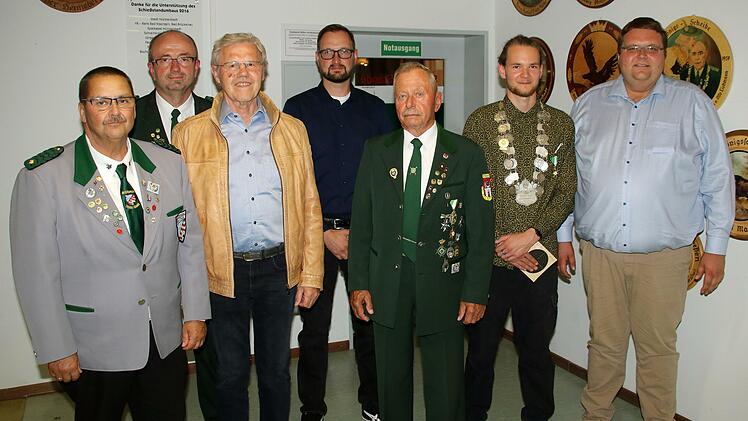Für langjährige Mitgliedschaft wurden mehrere Mitglieder ausgezeichnet. Links auf dem Bild Gauschützenmeister Burkhard Voll und Schützenmeister Klaus Brückner, rechts der 2. Bürgermeister Andreas Trägner.