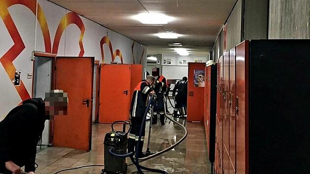 Wasserrohrbruch in Spardorf: Feuerwehr muss helfen, Emil-von-Behring-Gymnasium von Wasser zu befreien