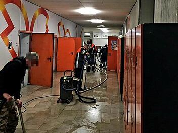 Wasserrohrbruch in Spardorf: Feuerwehr muss helfen, Emil-von-Behring-Gymnasium von Wasser zu befreien