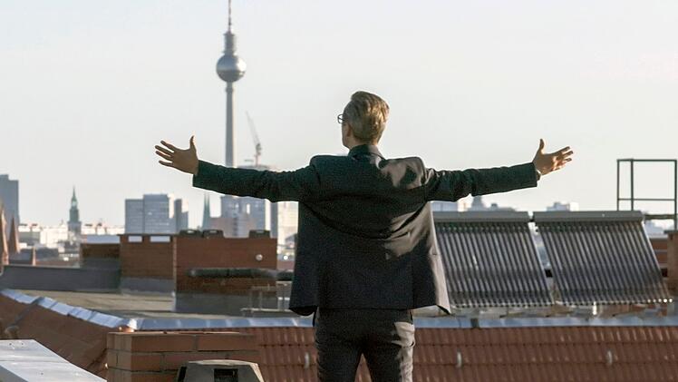 Berlin liegt ihm zu Füßen. Schauspieler Matthias Matschke will mit Vermietungen reich werden - natürlich nur in einer Undercover-Identität. Die Doku begleitet ihn bei Begegnungen mit Immo-Haien, Mietern und Wohnungssuchenden.