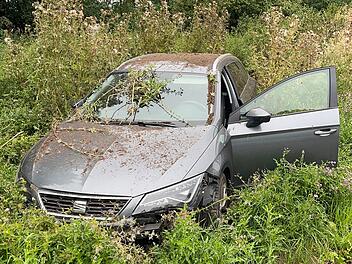 Autounfall auf B85: Auto springt &uuml;ber Erdh&uuml;gel, Fahrerin schwer verletzt