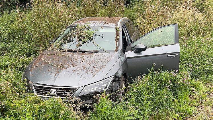 Autounfall auf B85: Auto springt &uuml;ber Erdh&uuml;gel, Fahrerin schwer verletzt