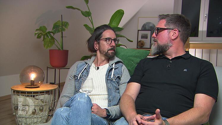 Johanna kocht orientalisch - Basti (links) und Axel sind gespannt, was sie erwartet.