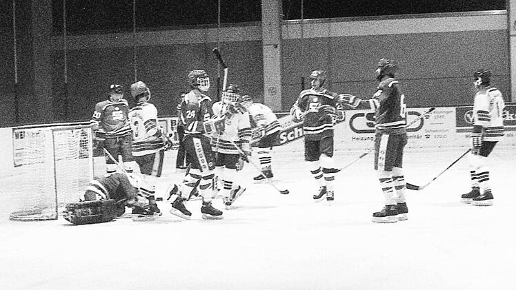 Jubel nach einem Tor der ersten Sturmreihe des SCK: Auf dem Bild zu sehen sind Misley (Nr. 20), Raymond (6), Wosnik (22) und Grundmann (24). Der SC Bad Kissingen  gewinnt das Spiel gegen den Kulmbacher EC 1b mit 21:0.