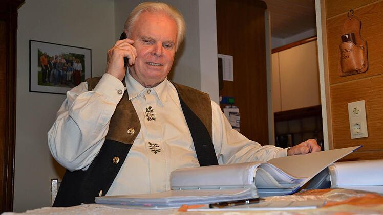 Anton Schreiner in Aktion mit Telefon und Aktenordner. Trotz der trockenen Materie sah sich der 76-Jährige nie als Schreibtischtäter, sondern legte Wert auf den direkten Kontakt mit den Vereinen. Foto: Doris Bauer