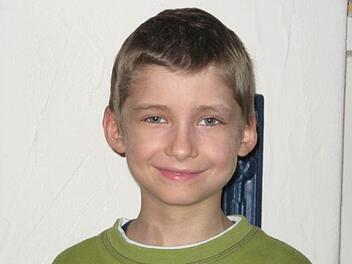 Verhaltenes Lächeln: Mit Linus geht es bergauf. Ein Bild aus der letzten Woche, das seine Mutter unserer Zeitung freundlicherweise zur Verfügung stellte. Foto: pr