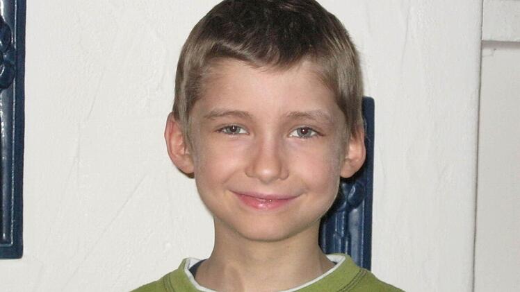 Verhaltenes Lächeln: Mit Linus geht es bergauf. Ein Bild aus der letzten Woche, das seine Mutter unserer Zeitung freundlicherweise zur Verfügung stellte. Foto: pr