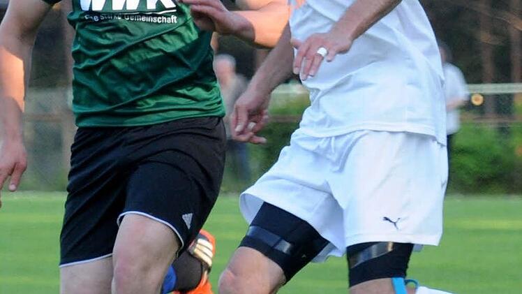 Auch Roth-Main-Spielertrainer Sven Dinkel (rechts) - hier im Zweikampf mit dem Wiesauer Patrick Oppel - konnte die Niederlage nicht verhindern. Der Torjäger hatte im Relegationsspiel Ladehemmung.