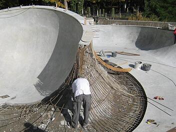 Die Firma Schmück hat schon komplizierte Bauvorhaben wie eine dreidimensionale Skateanlage in Stuttgart abgewickelt. Dabei konnten keine Fertigteile verwendet werden, sondern der so genannte Ortbeton wurde direkt auf der Baustelle frisch verarbeitet. Foto: privat