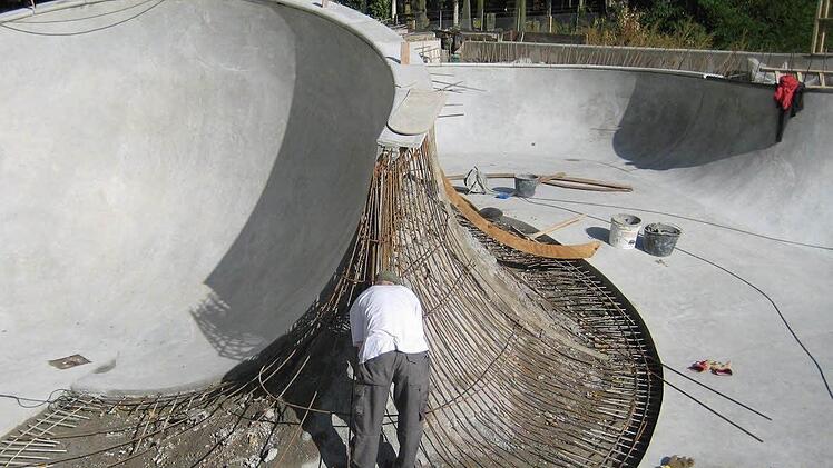 Die Firma Schmück hat schon komplizierte Bauvorhaben wie eine dreidimensionale Skateanlage in Stuttgart abgewickelt. Dabei konnten keine Fertigteile verwendet werden, sondern der so genannte Ortbeton wurde direkt auf der Baustelle frisch verarbeitet. Foto: privat