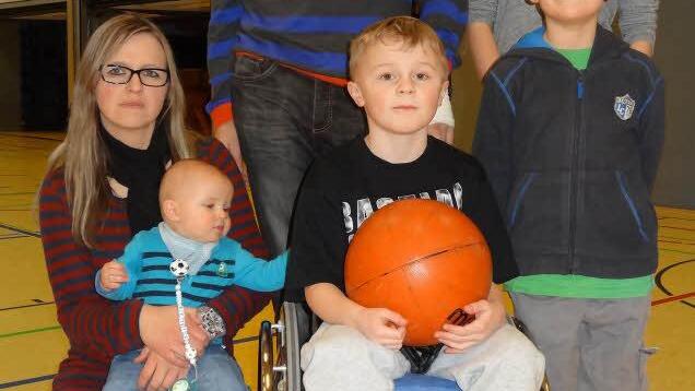 Die Familie Ludwig möchte Marlon trotz seines Handicaps sportliche Betätigung ermöglichen. Das Bild zeigt Mutter Simone mit Sohn Silas (9 Monate), Vater Ronald Ludwig, Marlon Ludwig, Samira Ludwig (13 Jahre) und Cousin Diego Fromm. Foto: Marion Eckert