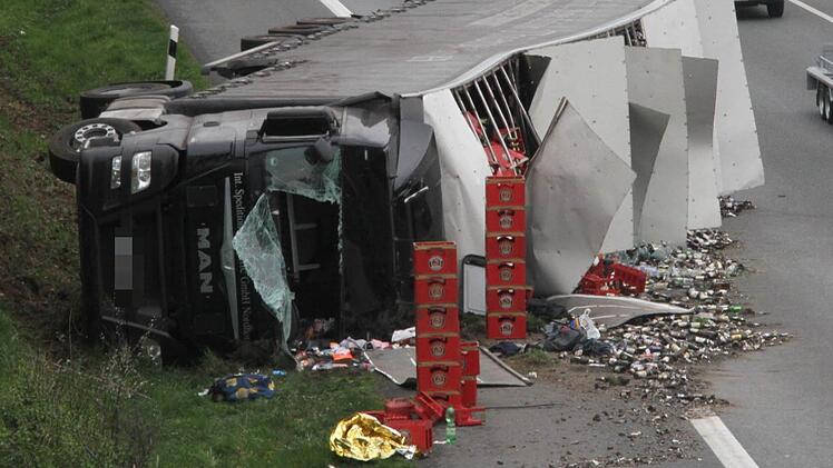 Die Polizei wartete auf das Bergungsunternehmen, das wegen des Staus nur langsam an die Unfallstelle herankam.