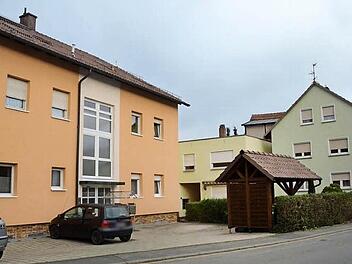 Einige Gebäude in Privatbesitz fallen in Reitsch demnächst der Spitzhacke zum Opfer. Links das Miethaus bleibt bestehen. Das helle Gebäude, rechts an der Dorfstraße, das dahinter stehende Flachdachgebäude sowie eine dahinter befindliche nicht sichtbare Scheune, werden abgerissen. Foto: Hofmann