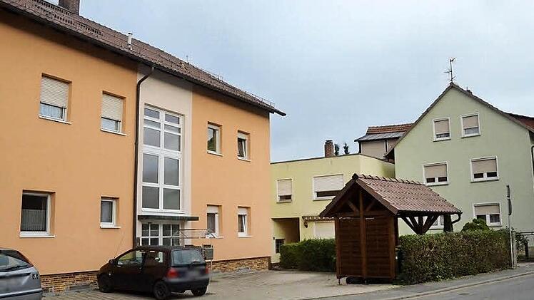 Einige Gebäude in Privatbesitz fallen in Reitsch demnächst der Spitzhacke zum Opfer. Links das Miethaus bleibt bestehen. Das helle Gebäude, rechts an der Dorfstraße, das dahinter stehende Flachdachgebäude sowie eine dahinter befindliche nicht sichtbare Scheune, werden abgerissen. Foto: Hofmann